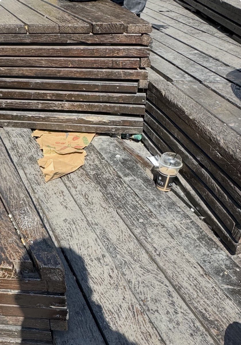 Κατεβαινω συχνά κέντρο τις Κυριακές και κάθε φορά η ίδια εικόνα στην πλατεία στο Μοναστηράκι , παρακμή βρώμα σκουπίδια , και σκέφτομαι την δημαρχαρα να κάνει βαρύγδουπες δηλώσεις για τα εσωτερικά Ελλάδος κόμματος γεωπολιτικά όταν δεν μπορεί να κρατήσει μια κεντρική πλατεία καθαρή