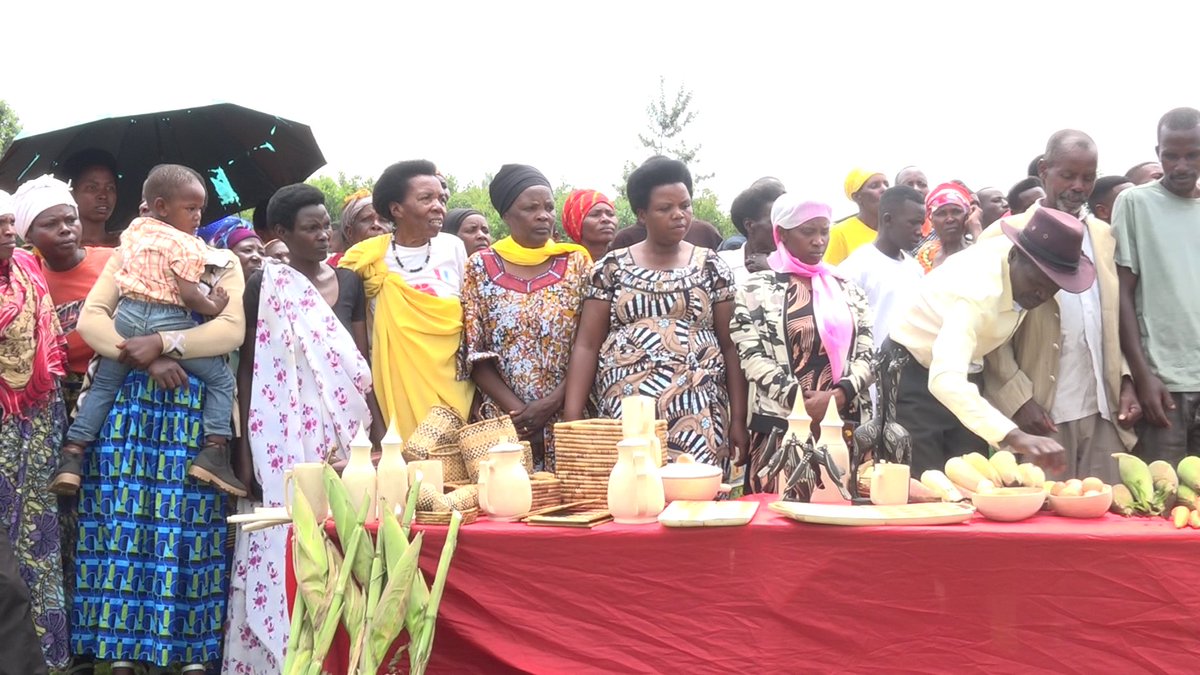 pacis_tv's tweet photo. Kuri uyu munsi mpuzamahanga w'umugore, Abagore 15 bo mu karere ka Nyaruguru babaye indashyikirwa ku rwego rw'akarere mu kugera ku bikorwa by'indashyikirwa mu iterambere ry'imiryango yabo n'aho batuye, bahawe ibihemo bikumiyemo amafaranga. @RwandaWomen,@RwandaLocalGov https://t.co/0hDiuIe0Ss