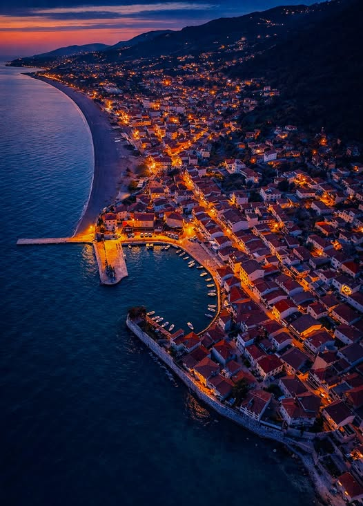 GreeceTours's tweet image. When the Coast Comes Alive at Night ✨

🌊Golden lights, seaside streets, and the quiet magic of a Mediterranean evening.

Some places are even more beautiful after sunset.
Discover them with AnemosTours.com

#MediterraneanNights #TravelDreams #AnemosTours