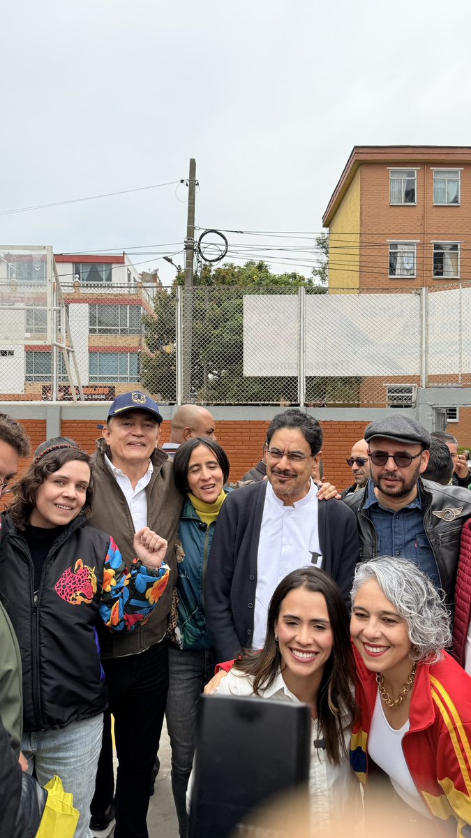 GustavoBolivar's tweet photo. En Kennedy, acompañando al futuro presidente @IvanCepedaCast ejercer su derecho al voto 
#LaVictoriaDelPacto https://t.co/YvL9IYNNVW