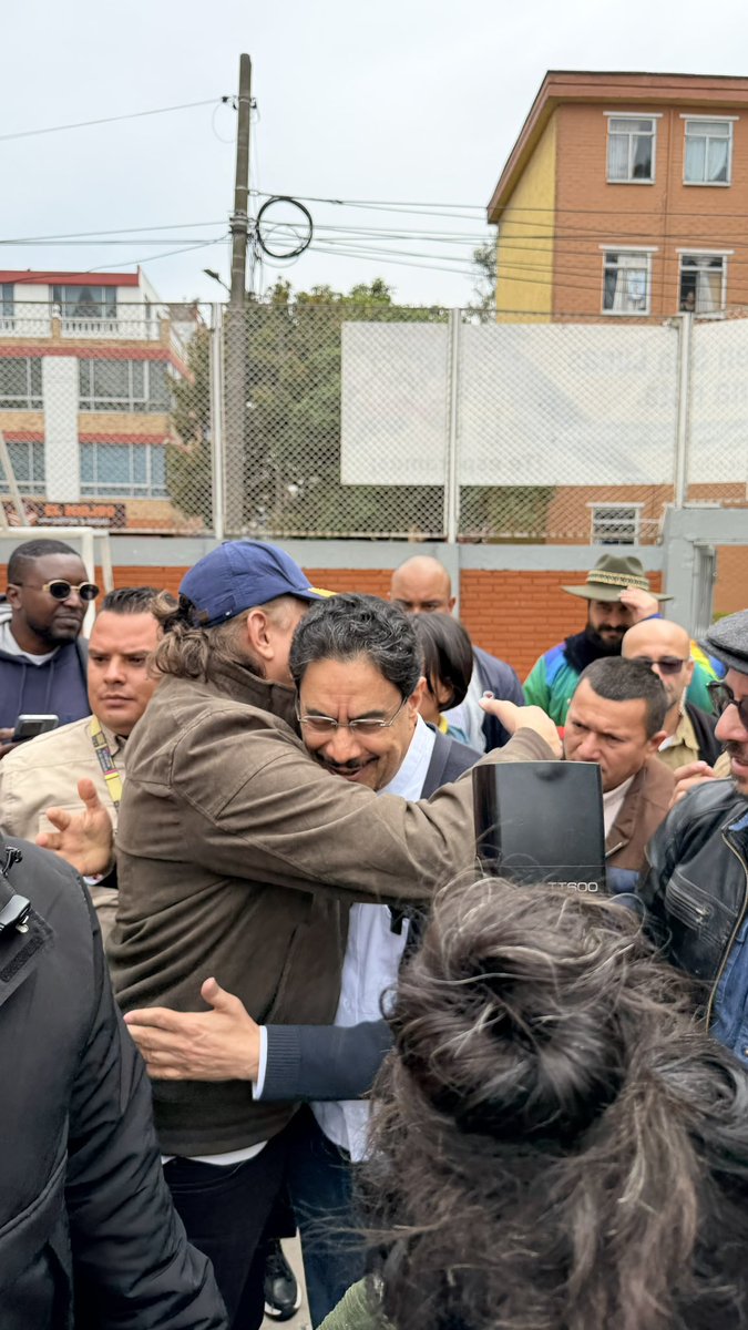GustavoBolivar's tweet photo. En Kennedy, acompañando al futuro presidente @IvanCepedaCast ejercer su derecho al voto 
#LaVictoriaDelPacto https://t.co/YvL9IYNNVW