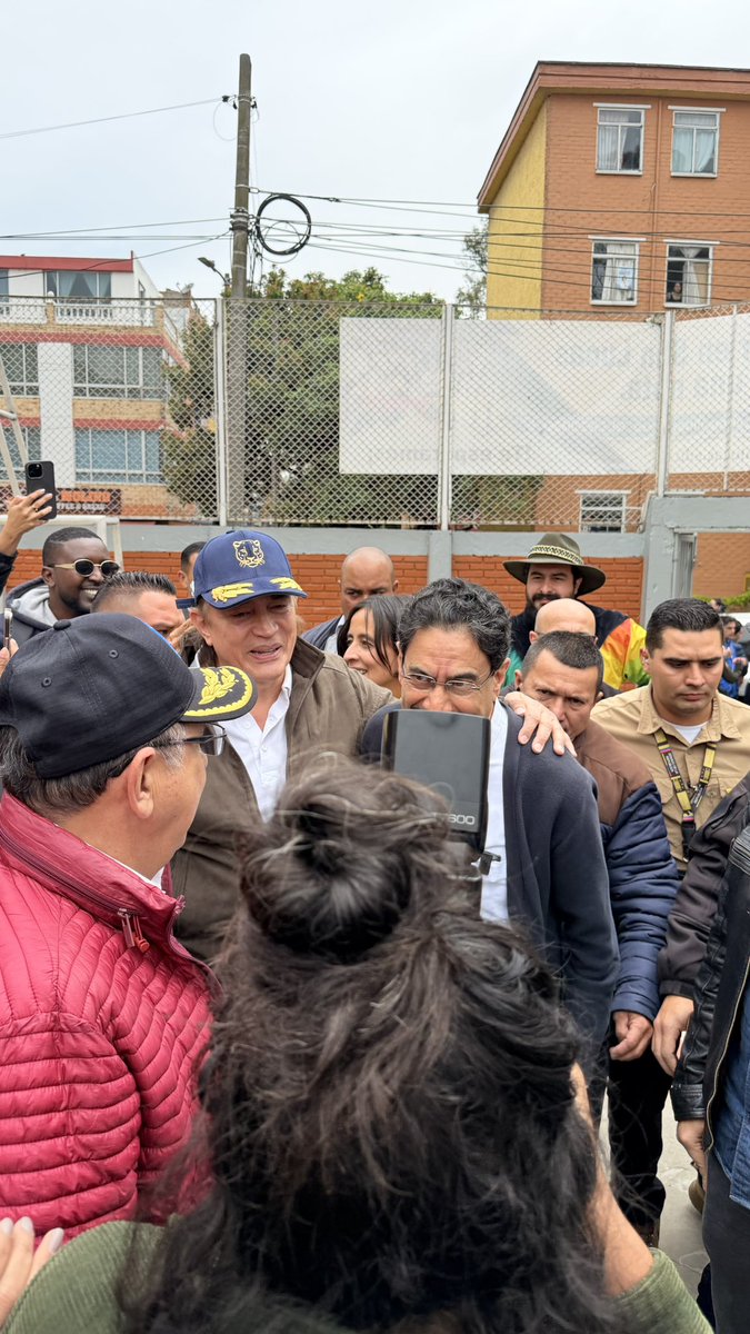 GustavoBolivar's tweet photo. En Kennedy, acompañando al futuro presidente @IvanCepedaCast ejercer su derecho al voto 
#LaVictoriaDelPacto https://t.co/YvL9IYNNVW