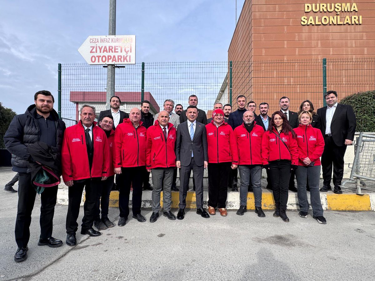 Hazırlıklarımız tamam.

İlgili makamlarla görüştük, görüşmeye devam edeceğiz. 

Yarın, Türkiye Cumhuriyet’i tarihinin en büyük siyasi kumpas davasına karşı en meşru biçimde Silivri’de buluşacağız. 

Aileler, duruşma salonunda olacak, haksızlığa uğrayan yakınlarını savunacak.