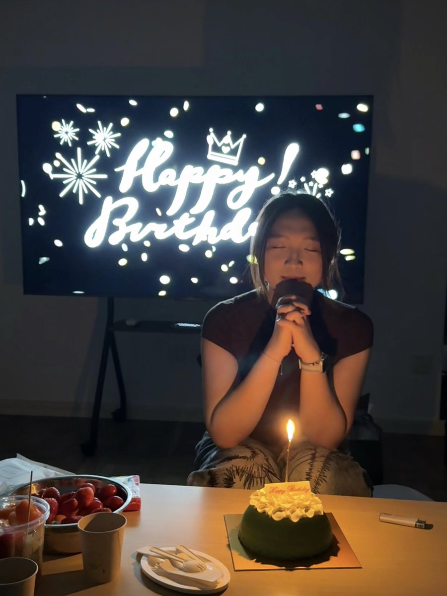 hen_goo's tweet photo. 一年一度看气球咯，祝我生日快乐～今年有很多目标想要实现，有很多愿望想要成真，要永远快乐地一起过下去@wanna8964fly https://t.co/squU5RxvSK