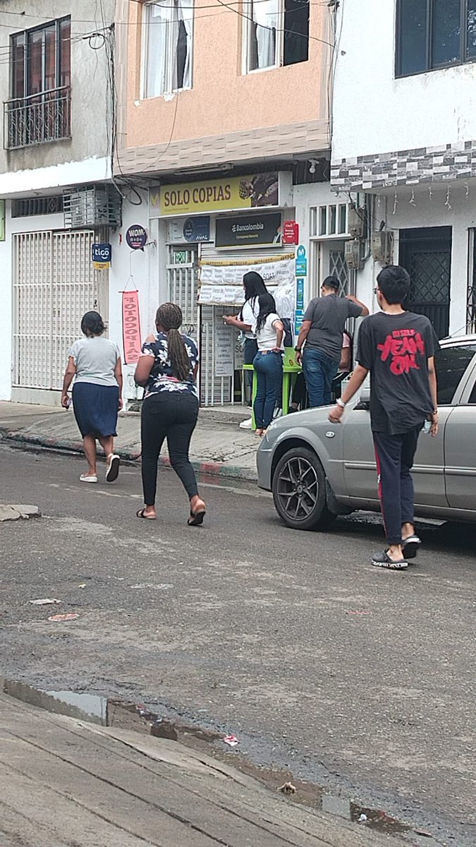 LAMONJACALI's tweet photo. Benditaa! #DenunciaCiudadana Barrio Marroquin1, ahí están dando “platica” por el voto . @Registraduria @personeriacali @PoliciaCali @SeguridadCali @moecolombia https://t.co/TxglyXsGoY