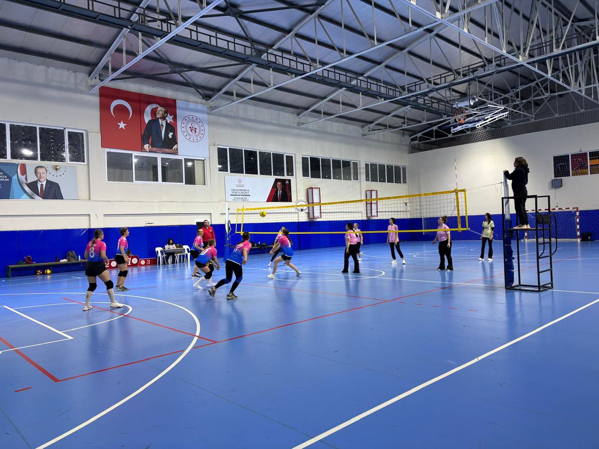 GSB_Antalya's tweet photo. 8 Mart Dünya Kadınlar Günü Voleybol Turnuvası ödül töreniyle tamamlandı! 

Sahada ter döken, dayanışma ruhunu yansıtan tüm katılımcılarımızı tebrik ediyoruz.

📍Kaş https://t.co/vhYenptvN6