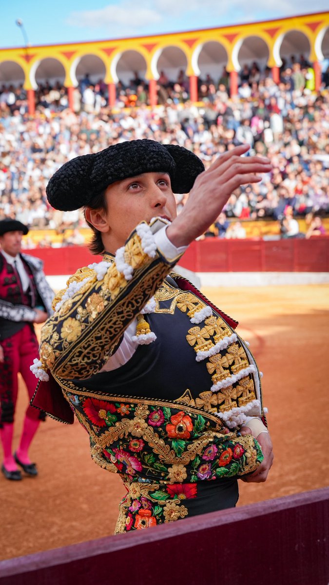 🤎 ¡Da comienzo la tarde del debut!

Arranca la tarde con un lleno hasta la bandera en el coso oliventino al reclamo de Roca Rey

Roca Rey lidiará en 3º y 6º lugar con astados de Victoriano del Río

#RocaRey <a href="/FITauromaquia/">FusionIntTauromaquia</a>
