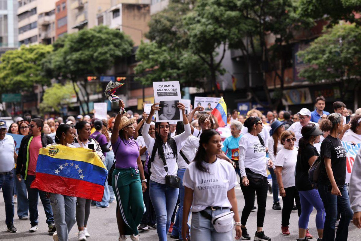 Avanza a esta hora la marcha en Caracas, Venezuela, por la libertad de las prisioneras políticas. 

Manifestantes exigen, de acuerdo con la consigna de la masiva movilización, que no sean "una ni dos", sino "todas" las presas políticas las que deben ser liberadas por parte del
