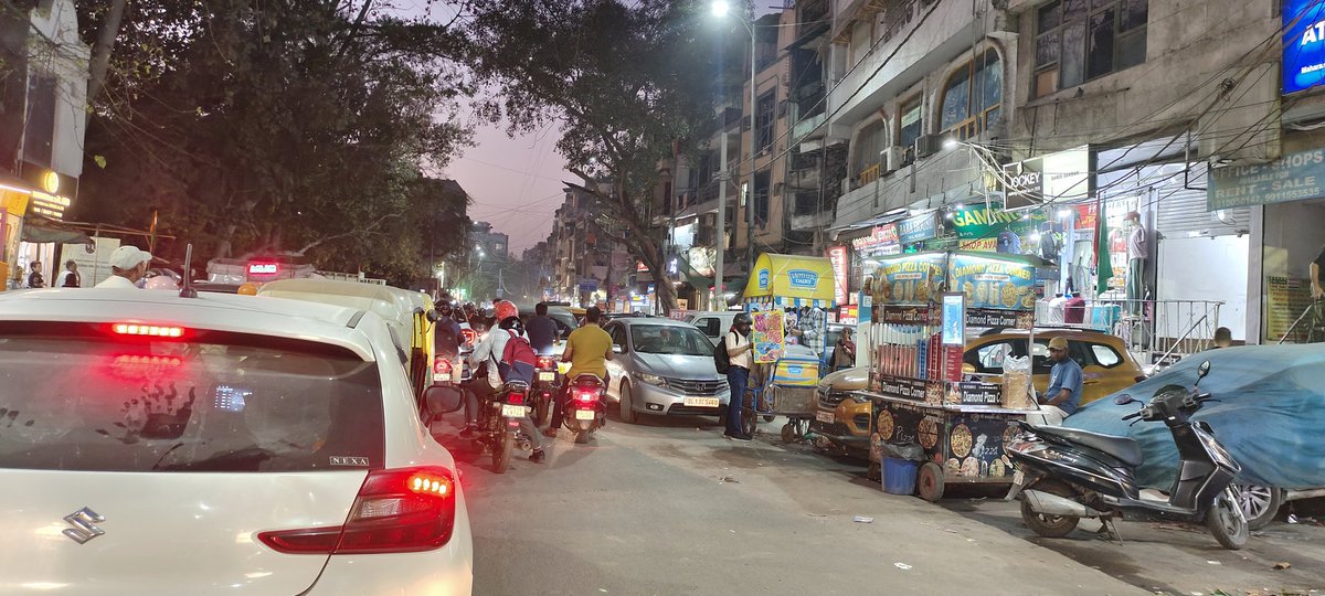 Subhashbsnlfbd's tweet photo. @dtptraffic 
@DCPSouthDelhi 
@DCPSEastDelhi 
obstruction by vehicle DL13C 5460. The car is consistently parked/idling in the middle of the road opp Baba house kilokari, New Delhi 14 , creating a painful traffic hazard. Requesting strict action against this offender. https://t.co/FHtD7xtxPz