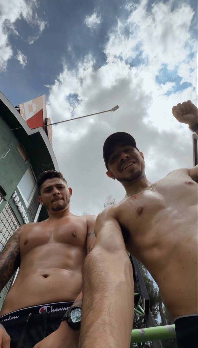 aleoficial93's tweet photo. Los objetivos claros, las amistades correctas y la motivación necesaria 💪🏻🔥

#gymworkout #calistenia #summervibes☀️ #elsalvador https://t.co/AThKJzQhCi