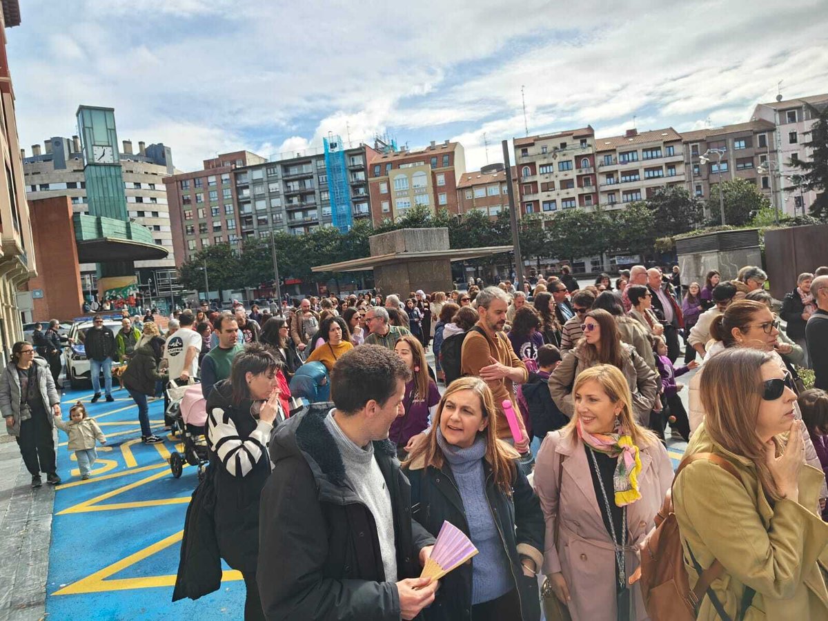 gorabarakaldo's tweet photo. Hemos participado en la manifestación convocada por el movimiento feminista de #Barakaldo #8marzo 

@amaiadelcampoberasategi #alkatea #iratxefoces @rakellala #gorkazubiaurre https://t.co/Vr7znzGr7a