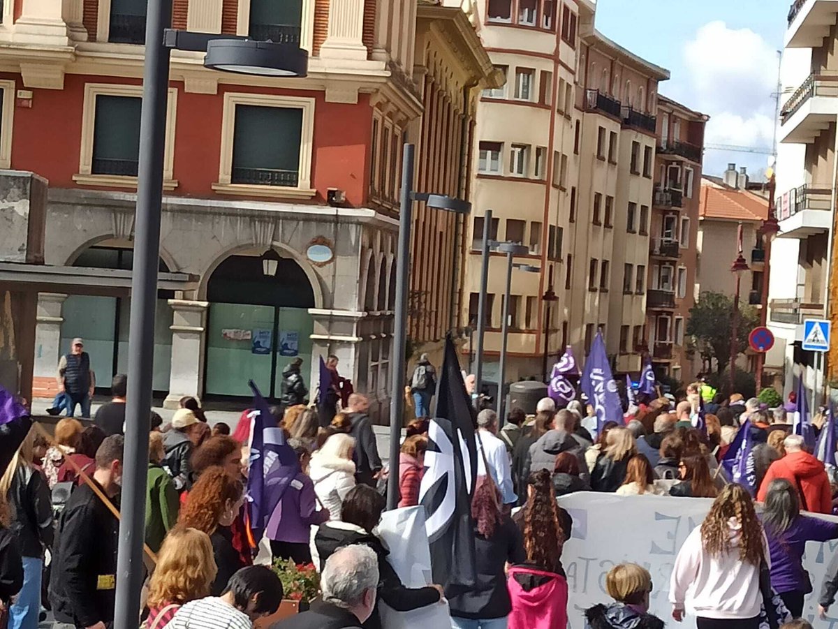 gorabarakaldo's tweet photo. Hemos participado en la manifestación convocada por el movimiento feminista de #Barakaldo #8marzo 

@amaiadelcampoberasategi #alkatea #iratxefoces @rakellala #gorkazubiaurre https://t.co/Vr7znzGr7a