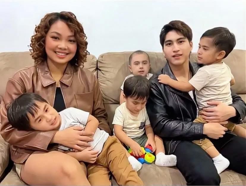 Annalitect's tweet photo. @urgfchi Family Vinzon (photo from blue app)

CARTON COLLABYU 
#CARmellefoundherrighTONe https://t.co/b93d9bxLWC