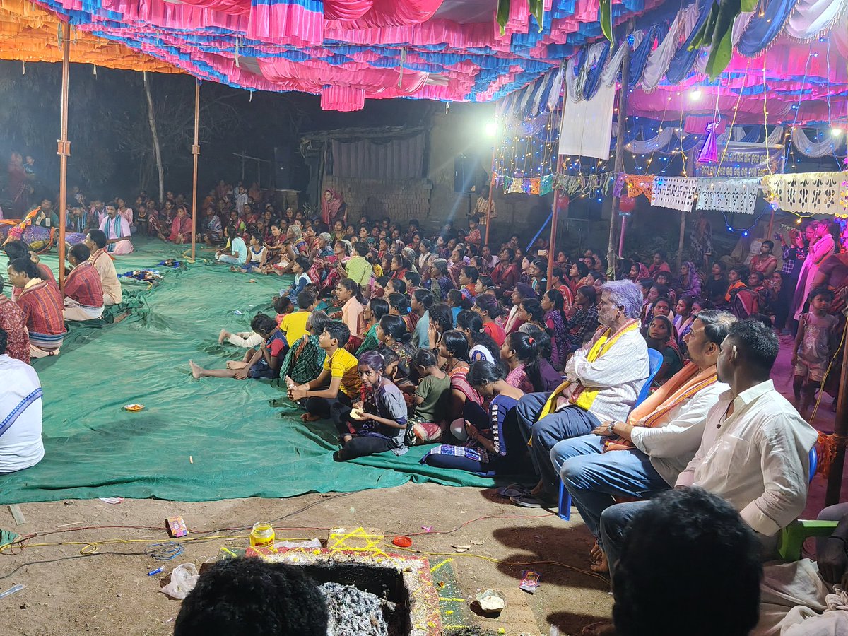 irasisacharya's tweet photo. ମୋର ବିଧାନସଭା ଅନ୍ତର୍ଗତ ଭଟଲି ବ୍ଲକର ତରାଜୁଙ୍ଗା ଠାରେ ହେଉଥିବା ଅଖଣ୍ଡ ନାମଯଜ୍ଞରେ ଯୋଗଦେବା ଅବସରରେ ................
#radhekrishna #srikrishna
#tarajunga
#BhatliBlock
#BhatliConstituency https://t.co/TI2f8HvPWe