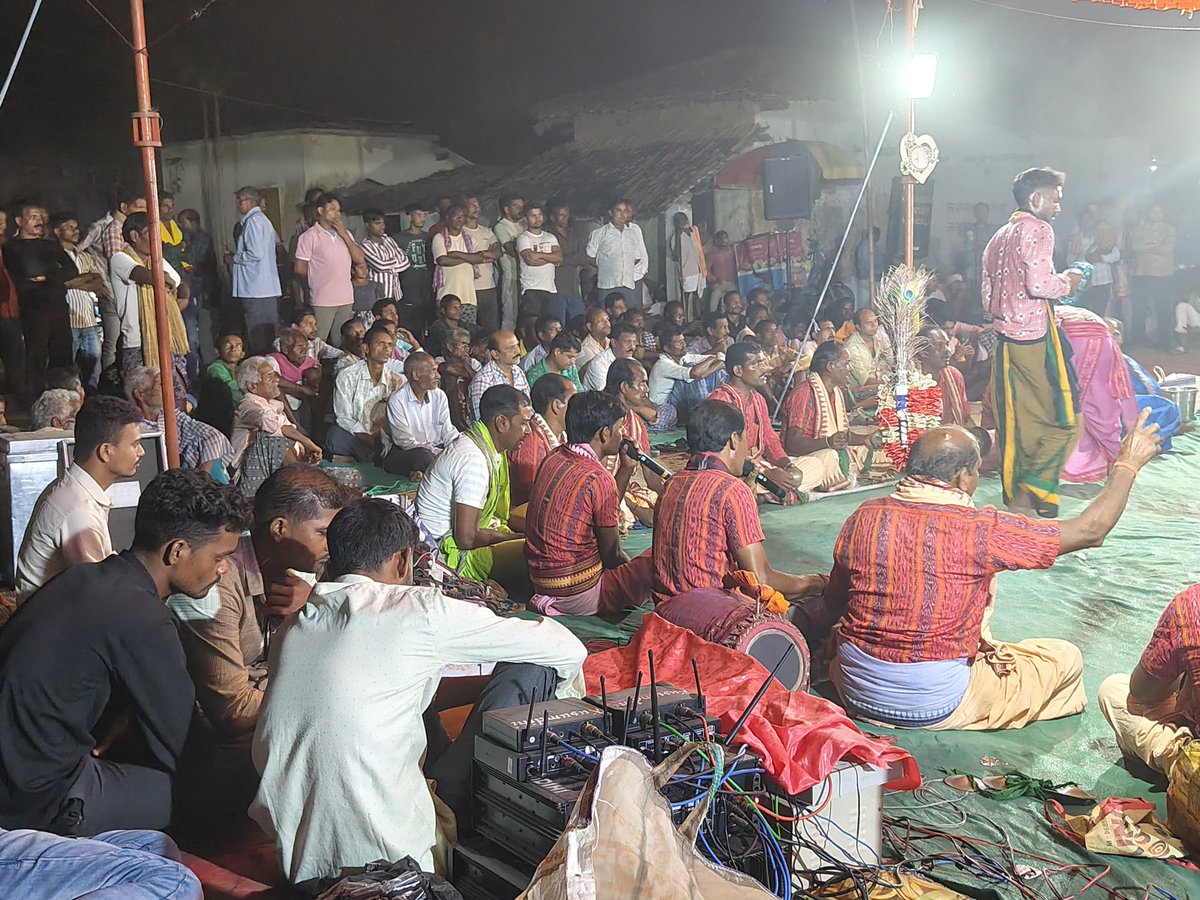 irasisacharya's tweet photo. ମୋର ବିଧାନସଭା ଅନ୍ତର୍ଗତ ଭଟଲି ବ୍ଲକର ତରାଜୁଙ୍ଗା ଠାରେ ହେଉଥିବା ଅଖଣ୍ଡ ନାମଯଜ୍ଞରେ ଯୋଗଦେବା ଅବସରରେ ................
#radhekrishna #srikrishna
#tarajunga
#BhatliBlock
#BhatliConstituency https://t.co/TI2f8HvPWe