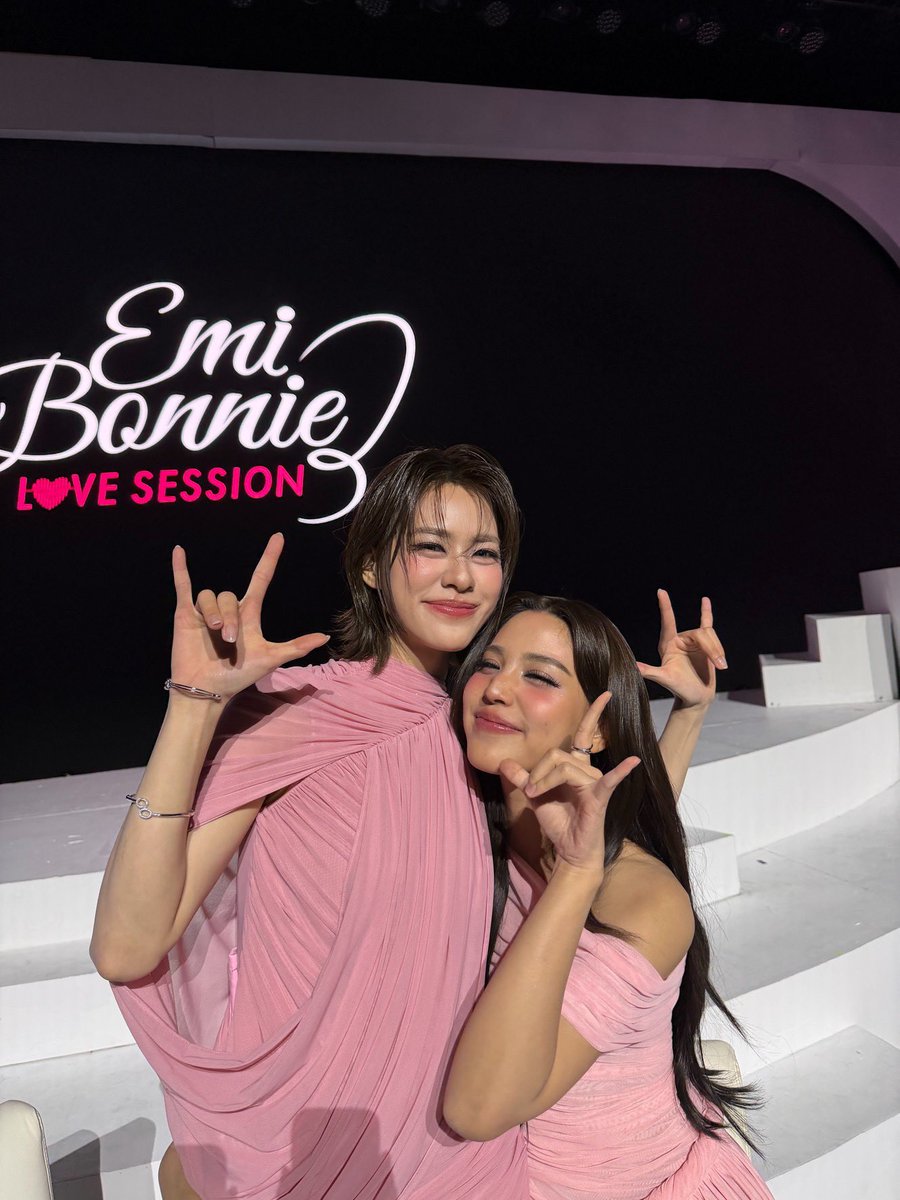 🤟🏼_🤟🏼จบแย้วววววววว เวลาเดินไปไวกว่าที่คิดมาก เป็นโมเม้นที่ดีที่สุดในชีวิตเลย ขอบคุณทุกคนมากกๆๆๆๆๆๆนะค้าบบบบบ แล้วเจอกันใหม่ครับ!🧡💜  #EmiBonnieLoveSessionD2