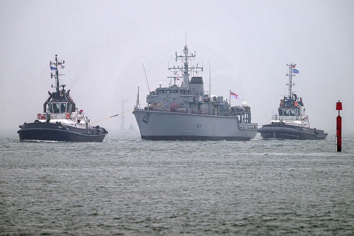 MaritimePhotos's tweet image. HMS Middleton (M34) is towed into Portsmouth from Southampton. The mine warfare vessel recently returned from the Gulf as deck cargo on a heavy-lift vessel. As such, the RN has no operational warships in the Arabian Gulf.
#naval #maritime #RoyalNavy