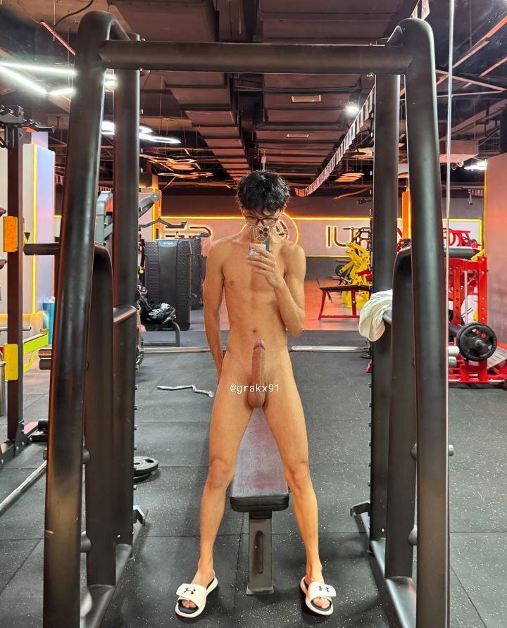 grakx91's tweet photo. 拍了很有感觉的照片🥰🥰最近有空约玩哦，有没有喜欢小奶狗的，私信来约玩，不颜控😘😘
#体育生 #暴露 #白袜 #内射 #男同 #恶堕 #腹肌 #sm #野裸 https://t.co/l3UK9HjgSf