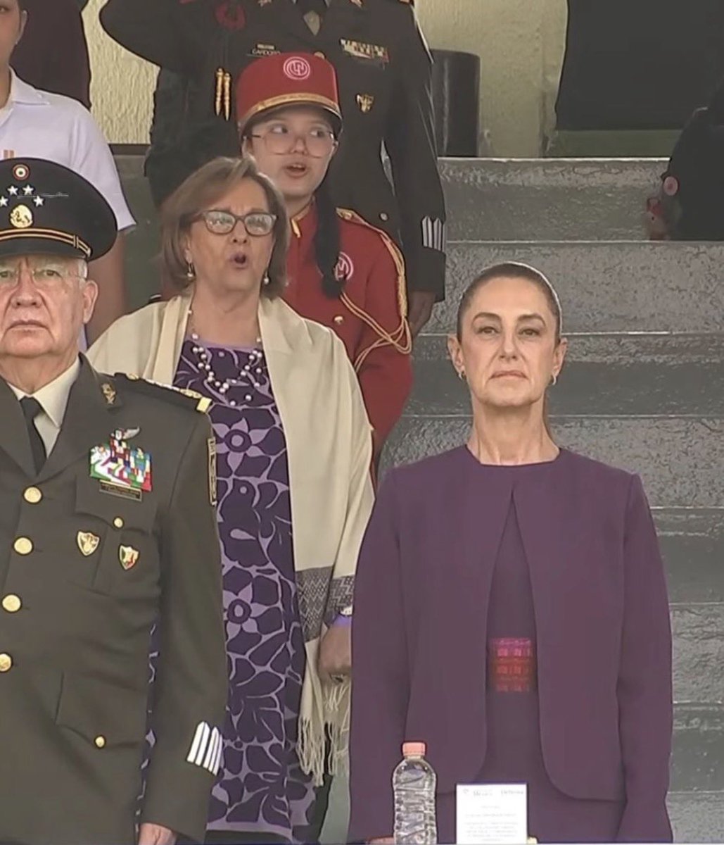 En el acto encabezado por la presidenta Claudia Sheinbaum en el Campo Marte, en el homenaje al Día Internacional de la Mujer, aparece en los primeros lugares una niña de los denominados “Niños Gritones” de la Lotería Nacional.