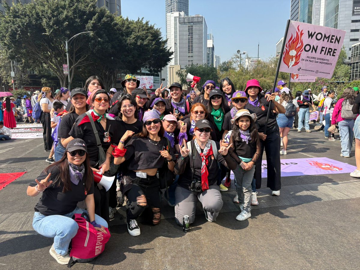 laredcincoradio's tweet photo. #Nacional🚶‍♀️💜 || Primeros contingentes llegan a la Glorieta de las Mujeres que Luchan, en la CDMX, donde madres e hijas se preparan para iniciar la marcha por el https://t.co/HC9XZhxedh