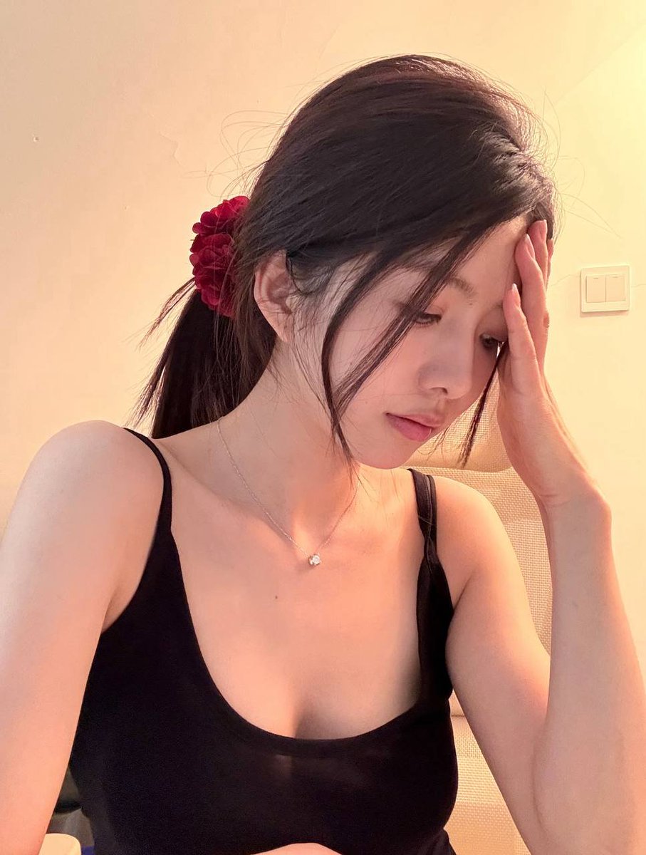 Ukhti_Restu's tweet photo. 年龄增长最先给我带来懦弱和理智，不再冲动，考虑颇多，保留体面，不愿意勇敢地做最想做的事，其实就是懦弱。
面对无法释怀的感情不敢开口，不敢回头，怕打扰，怕丢人，怕胡搅蛮缠；面对新的感情不敢深入，怕重蹈覆辙，怕再次被骗。
这是一场关于爱的寸止，毫无快感，仅存折磨 https://t.co/U8ZcdVV0u2