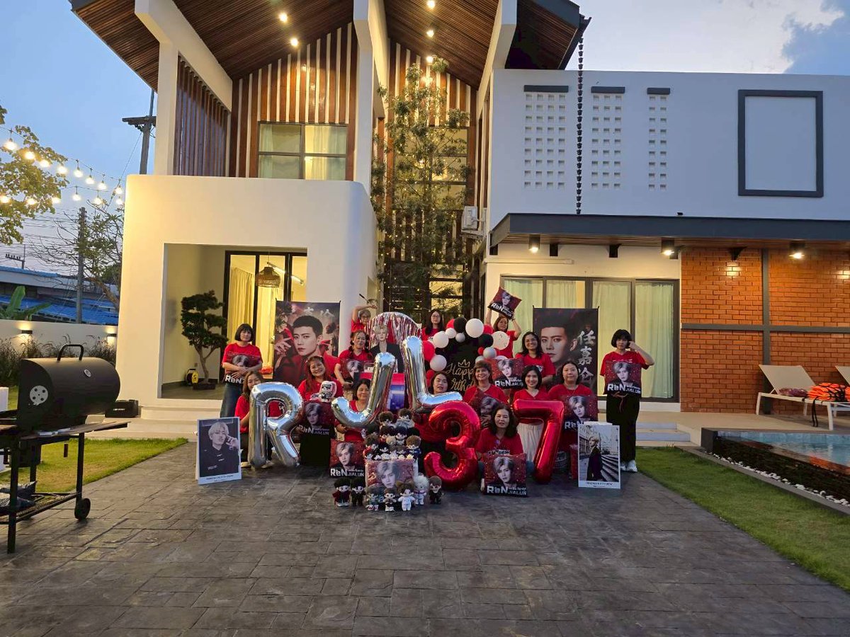 JiarenThailand's tweet photo. จบทริป Allen's Family Pool Villa Party - Bangsaen (7-8 มี.ค)

#RenJialun37thBDay #JiarenThailandProject
#เหรินเจียหลุน #RenJialun

1 ปีเจอกัน สักครั้ง 
ในช่วงวันเกิดของเจียหลุน ผู้เป็นที่รักของพวกเรา 
เป็นช่วงเวลาที่ดีและมีความหมายเสมอ

ขอบคุณผู้ร่วมทริปทุกคน
การได้มาเจอกัน ทำกิจกรรมด้วยกัน
หัวเราะ พูดคุย ถามไถ่กัน 
ทั้งคนที่เคยมาร่วมงานแล้ว….
หรือคนที่มาครั้งนี้ครั้งแรก
แต่ทุกคนมาพร้อมด้วยหัวใจเดียวกัน
คือ เหรินเจียหลุน คนที่ทำให้พวกเรามารวมตัวกันอยู่ตรงนี้

หวังว่าจะเป็นความทรงจำที่ดีของทุกคนน้าาา ♥️

หากมีอะไรที่ผิดพลาดประการใด ขออภัยด้วยนะคะ~ 
แล้วเรามาพบกันใหม่ในปีหน้านะคะ 😁🥰

ขอบคุณ North's Space Pool Villa  Bangsaen 
#AllenRen #RenJialun 
#任嘉伦 #JiarenThailand #411HappyRenJialunDay 
#任嘉伦0411生日快乐 
#สุขสันต์วันเกิดเหรินเจียหลุน