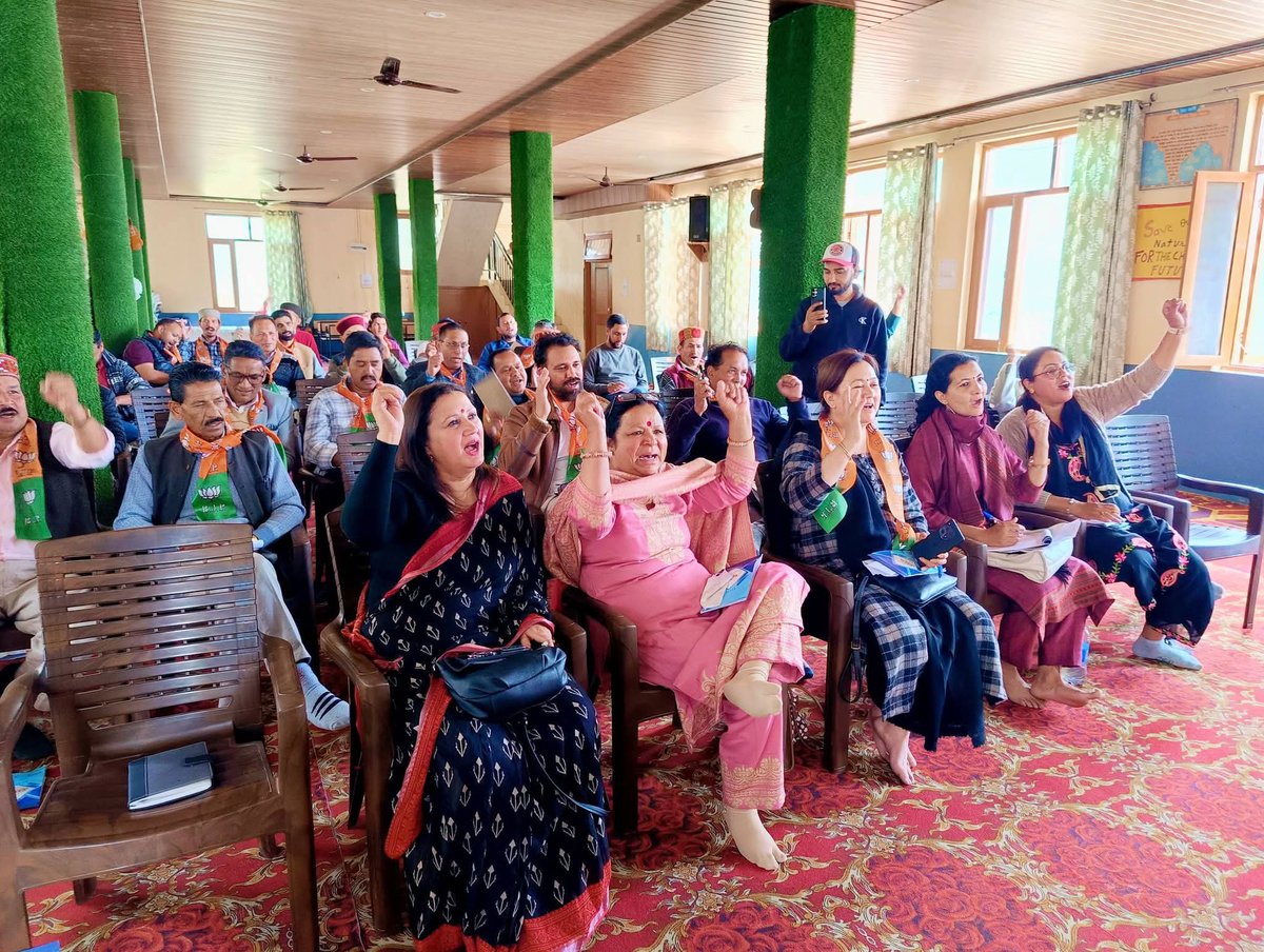 आज “पंडित दीनदयाल उपाध्याय दो दिवसीय प्रशिक्षण महाअभियान” के अंतर्गत भाजपा मनाली मंडल द्वारा सरस्वती विद्या मंदिर कटराई में आयोजित प्रशिक्षण शिविर में उपस्थित प्रतिभागियों को सोशल मीडिया के बारे में बताया 

सशक्त संगठन – सशक्त भारत। 🇮🇳

#BJPHimachalPradesh #DigitalBJP