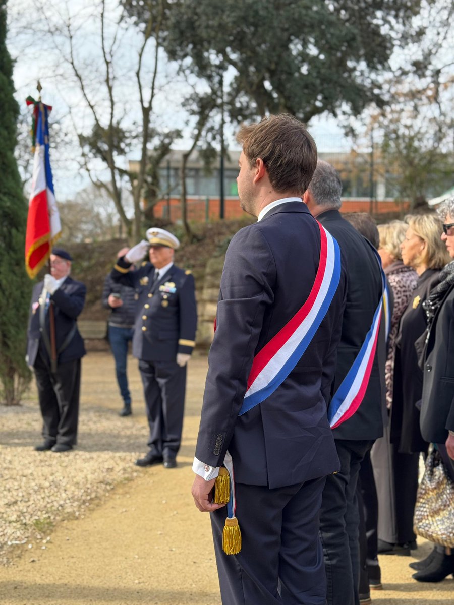 RomainTonussi's tweet photo. J’ai participé à la cérémonie annuelle du comité du Souvenir Français de Grans-Cornillon, où nous avons procédé au dépôt de gerbe en hommage à nos héros. Un moment solennel pour honorer leur mémoire et préserver notre patrimoine. 🇫🇷
#grans #cornillonconfoux https://t.co/Eyv9suyA4S