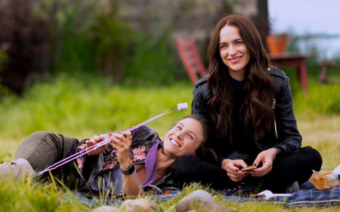 I hope your #EarpSistersSunday is going well..
#WynonnaEarp #Vengeance <a href="/Tubi/">Tubi</a> <a href="/AdamAtTubi/">Adam</a>