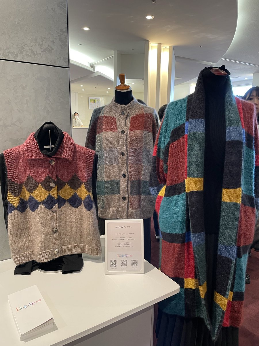 sunshine_sky256's tweet photo. 国産シルクを使った衣装、手編みにびっくり！展示品を触らせていただきました。肌触りが良く、着心地が良さそうでした♪🧶👗
#中野とし子 さん

椅子は宮崎県のヒノキ。屋根裏部屋が可愛かったです！💕🪑
#WOKA

美しいプロジェクションマッピングで舞台は冬のパリになりました。✨🇫🇷✨
#荒井雄貴 さん https://t.co/gcFaCakzR6