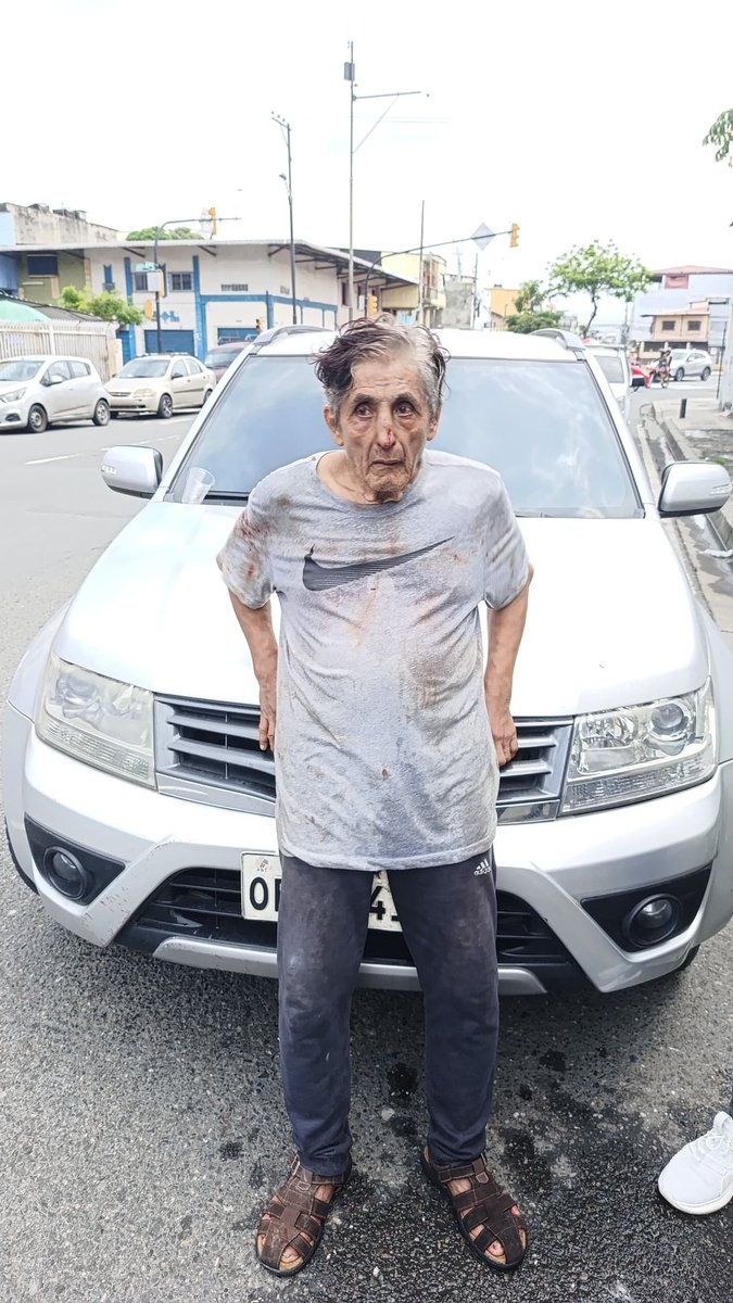 Golpeado y desorientado, así se encuentra un adulto mayor que desconoce su identidad. Llegó a las calles Gómez Rendón y Antepara, Guayaquil. 
Ayuden a dar RT para que su familia lo encuentre.