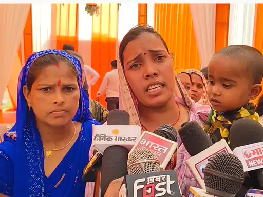 कौशांबी में डिप्टी सीएम केशव प्रसाद मौर्य के सामने एक महिला अपने बच्चे को गोद में लेकर मंच तक पहुंच गई। वह दोनों हाथ जोड़कर गुहार लगाते हुए कहने लगी कि उसके पति की हत्या कर दी गई है और उसे न्याय चाहिए। महिला ने आरोप लगाया कि घटना के बाद पुलिस एक बार भी उसके घर पूछताछ के लिए नहीं