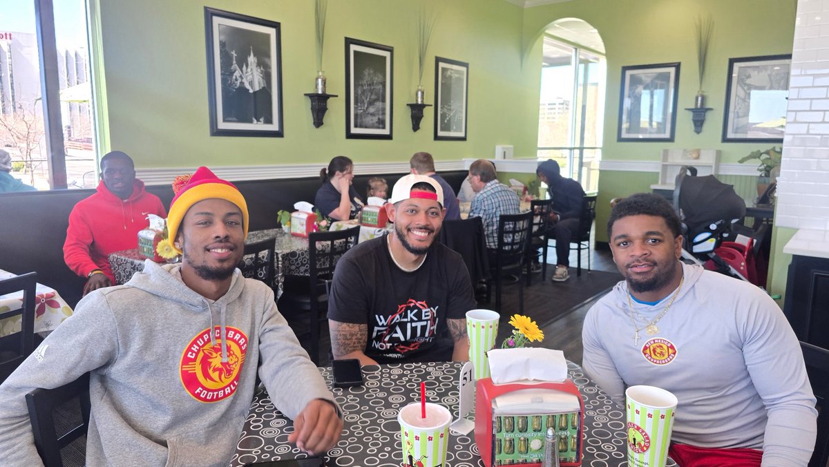 NMChupacabras's tweet photo. Good food. Good company. Great team.
Shoutout to Chicken Salad Chick for feeding the squad yesterday during camp. We appreciate the support!
#Chupacabras #NewMexicoFootball #505Football #IndoorFootball #CampWeek #TeamFuel #itsfeedingtime https://t.co/0BbwKgSmS4