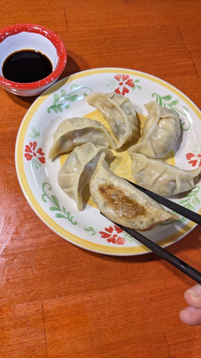 gyoza day!!!🥟
на силі вліянія дорохедоро такі гарні зліпила