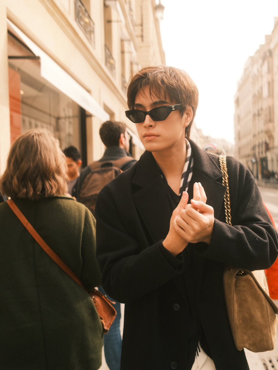HSNLGF's tweet photo. Day 1 เป็นพี่สตรีทสุดเท่ 😎🤘🏻
Day 2 เป็นน้องมาการองสุดคิ้วทฺ🤭✨

GEMINI BOUND FOR CHANEL FW26
#CHANELXGEMINI
#CHANELFallWinter
#CHANELShow #Gemini_ https://t.co/6mJxxPFN3c