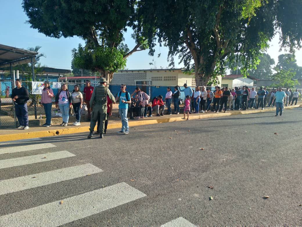 morillo_ady's tweet photo. Centro electorales en Monagas con afluencia masiva de votantes activos en esta gran jornada de elección popular  histórica para la escogencia de proyectos comunales que aportarán mejoras en las comunidades y bienestar al pueblo. 

#helevier #uominiedonne #paobc #EMILIJAMILOJEVIC https://t.co/obYC12IBqM