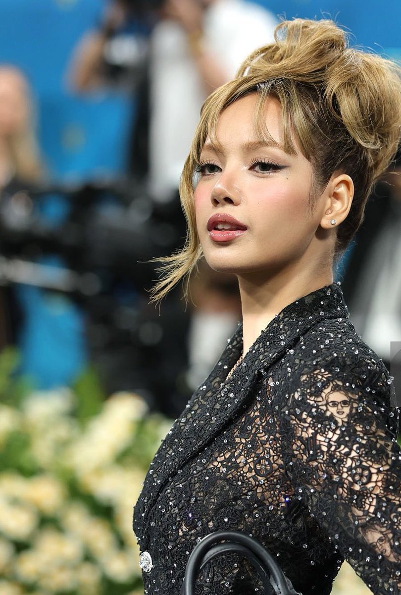 “Este é um momento realmente importante para a minha eu de 16 anos, e para qualquer outra pessoa que tenha sonhado em ser aceita igualmente por seu trabalho árduo.”

                            — ROSÉ

“Nunca desista dos seus sonhos, não importa o quão difícil e doloroso o