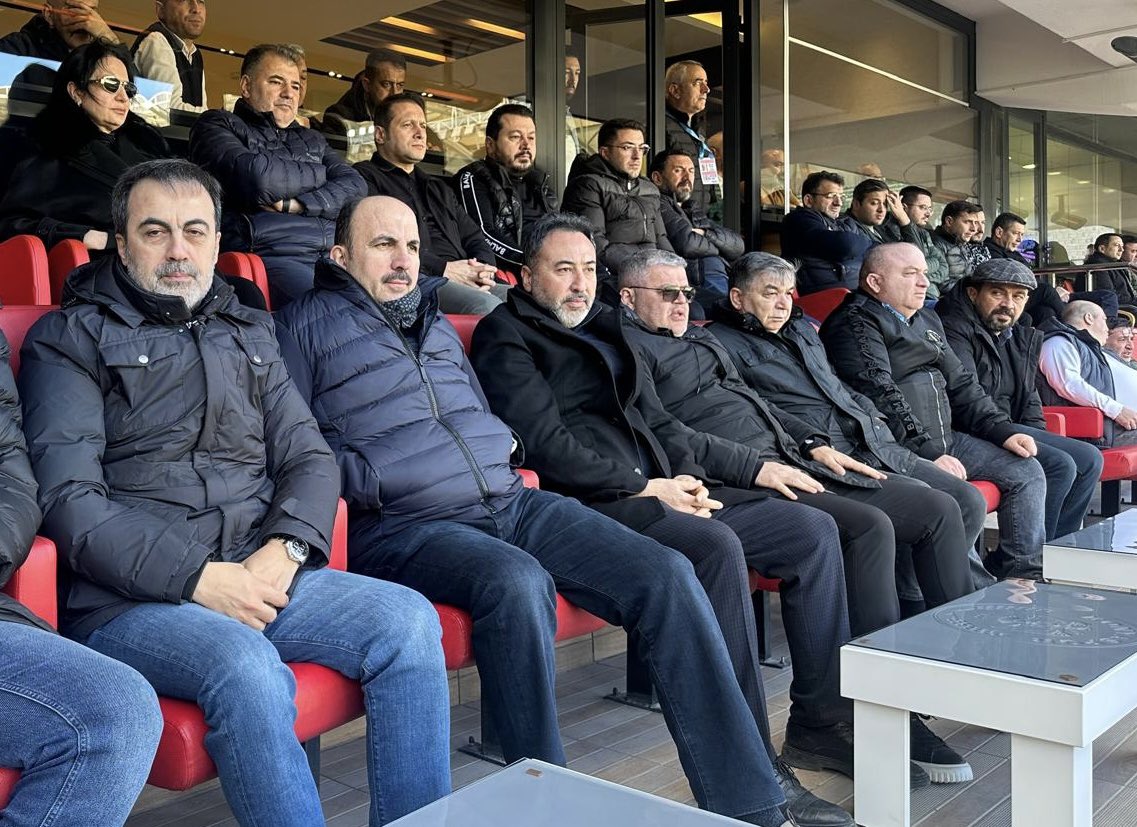 Bugün Konya Büyükşehir Belediye Stadyumu’nda bir rezaleti izledik. Dün oynanan derbide hakem düdüğünden sonra 30 metre top sürüp vuran futbolcuya kart göstermeye cesaret edemeyenler, bugün Konyaspor maçında basketbolda bile ihlal olup olmadığı tartışılacak iki pozisyonda aleyhte