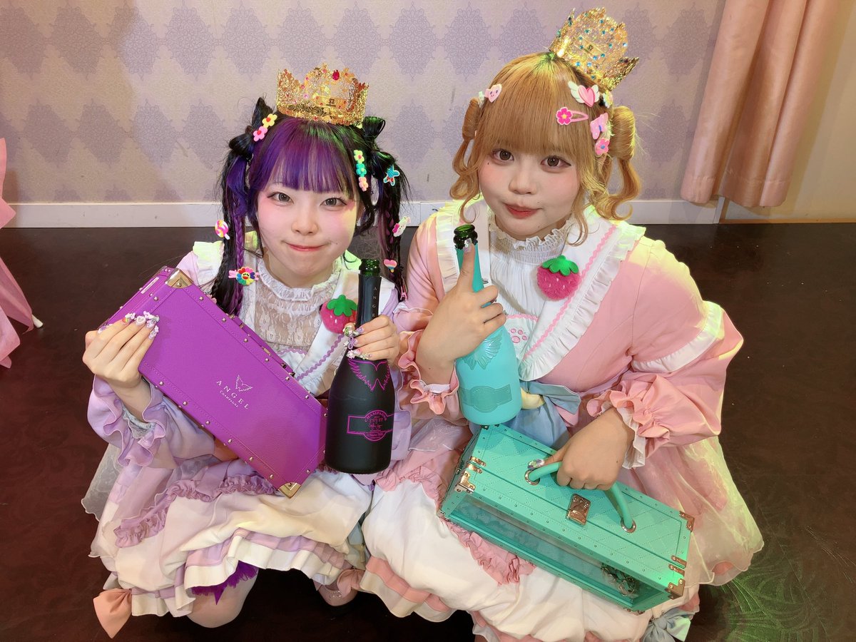 uturbo0310's tweet photo. りーみんで初めてシャンパン頼みました🍾
初エンジェルおめでとう🎉
ティアラも似合っているよ👑
キラキラメイド👼✨
これからも一緒に頑張ろうね😊 https://t.co/77l2OTLZxQ