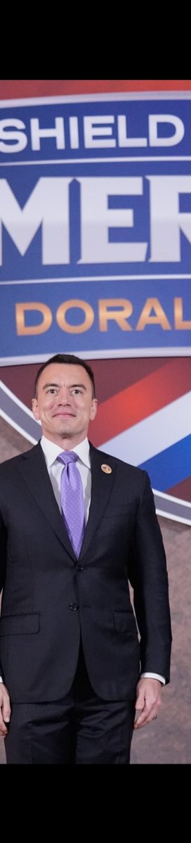 Atención 🚨 
A quién más le da vergüenza que este señor sea el representante de Ecuador?