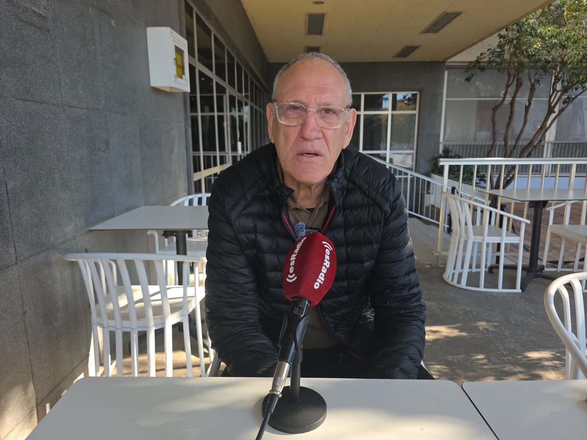 TirandoaFallar's tweet photo. 🗣️ @jmmargall

"Si jugara hoy me las tiraría todas... Hoy día te cogen el rebote y se la sacan al tirador. A mí lo que me pone nervioso es cuando el base solo bota y bota y bota. No entiendo por qué hay que botar tanto, ¡yo también sé botar!"

https://t.co/J1r3HYpVYH https://t.co/oy7L2aO8l9