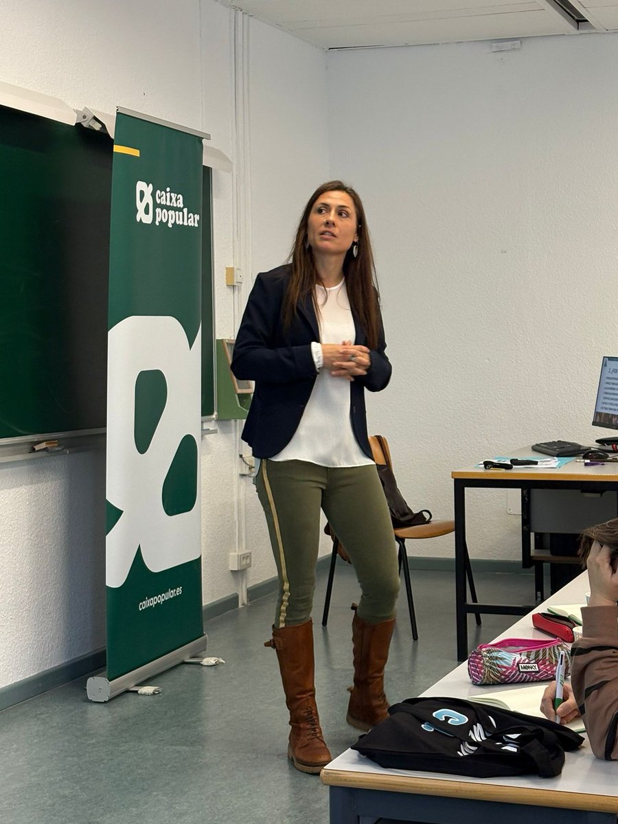 Asoc_AVAST's tweet photo. El sábado en la #FormaciónAVAST26 Sandra G. Cañabate compartió multitud de recursos y materiales con los docentes asistentes y recordó que el alumnado con #AACC tiene características distintas y, por lo tanto, necesidades distintas.
#aci #inclusión #multinivel #altascapacidades https://t.co/JdInq3J3TK