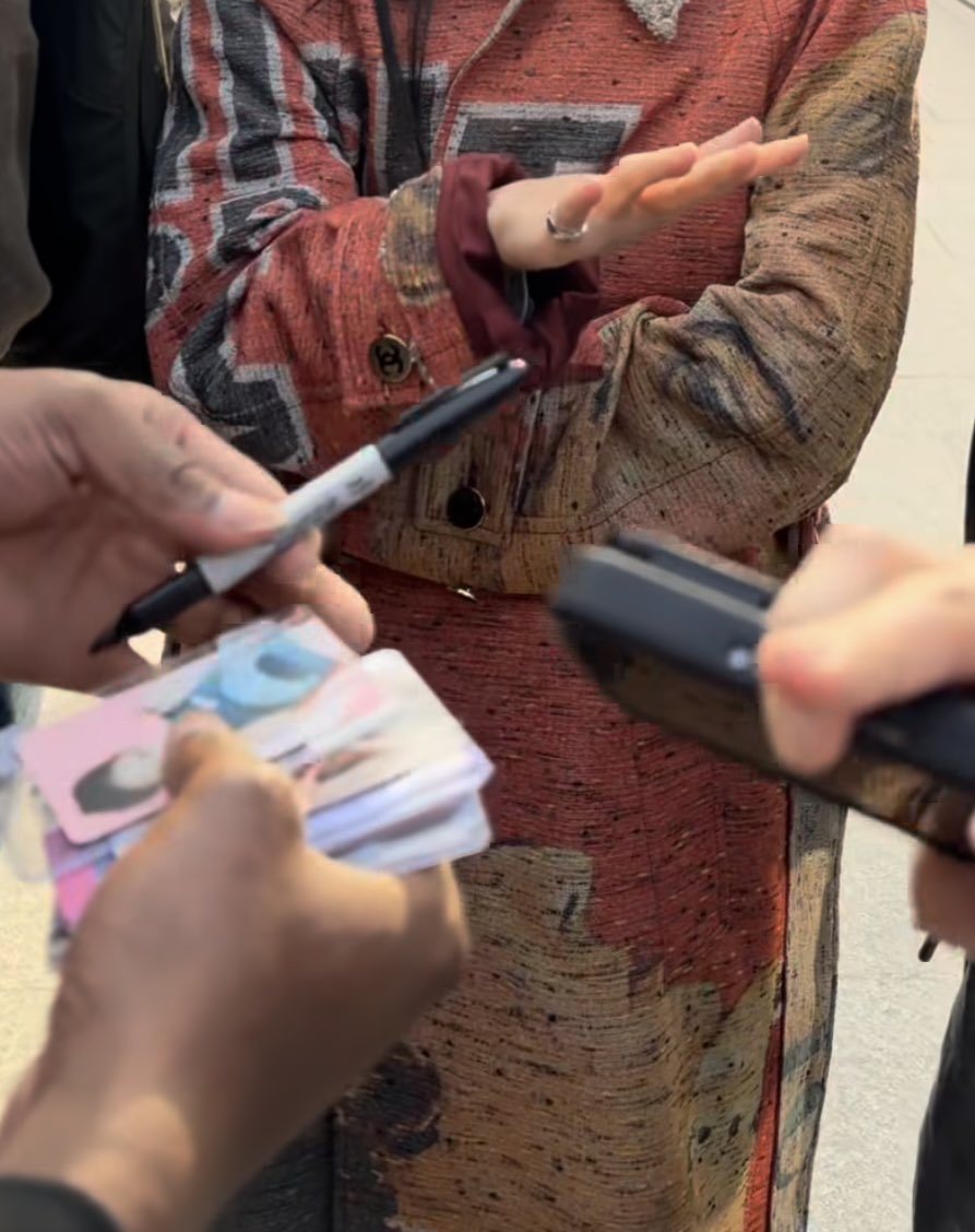 the amount of photocards???

it’s obvious that they’re NOT FANS, they’re literally gonna SELL her autographs, some of them already got her sign but they’re still following and stalking her to get another sign.