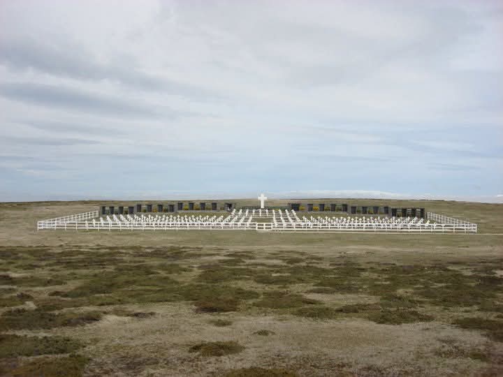 OMPNO's tweet photo. #Malvinas 
El día ha terminado.
Se fue el sol, de los lagos,
de los montes, de los cielos.
Todo está bien.
Descansa protegido soldado. 
Dios está cerca.
Foto Fernando Fevola https://t.co/ZFOlHWaC6r