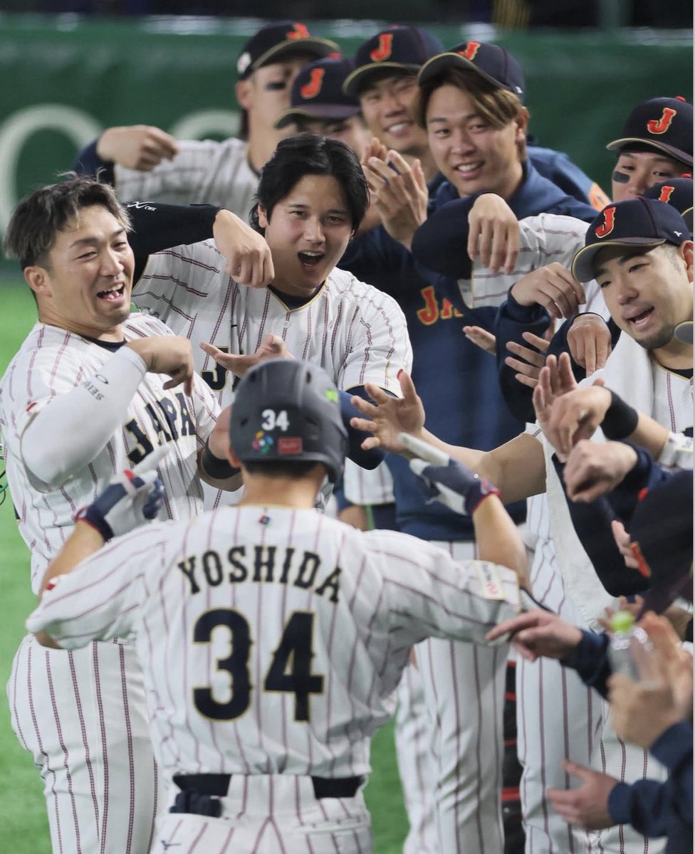 吉田正尚さんの逆転ツーランホームラン後
お茶たてポーズで出迎える侍ジャパン🍵
この写真めっちゃいい