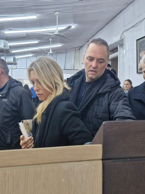 La esposa de Adorni viajó con la comitiva presidencial a Estados Unidos, y adivinen quien pagó su viaje y la estadía...si, vos y yo con nuestros impuestos. Seguí hablando de Chiqui Tapia pelotudo a cuerda.