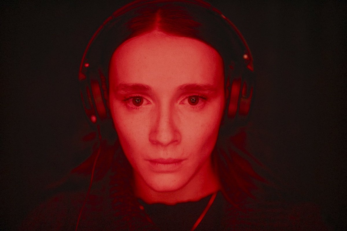 ManuMurdine's tweet photo. Red rooms (Pascal Plante, 2023) Pedazo de thriller oscuro y turbio con mucho subtexto simbólico y narrativo. La construcción ambigua resulta muy estimulante y llamativa. La dirección es exquisita y consigue momentos realmente impactantes tanto en lo visual como en lo sonoro. https://t.co/IqsoyLilXM