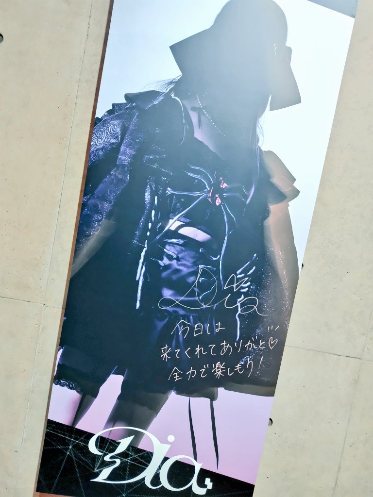 NeRe_8mu's tweet photo. であちの世界観、綺麗でいて力強い歌声を最前で体感できて本当に幸せだった✨
ティニタスを一緒に叫ぶのも楽しかったし、残声もめちゃめちゃ良かった…
グッズもであちのグリッター缶バ当たって嬉しすぎる…
であちの初現地見られて良かった！ありがとー！！！🐦‍⬛🥀
#Fused
#OUTOFFRAME
#ディア応答せよ https://t.co/9Me3d2S5Ua