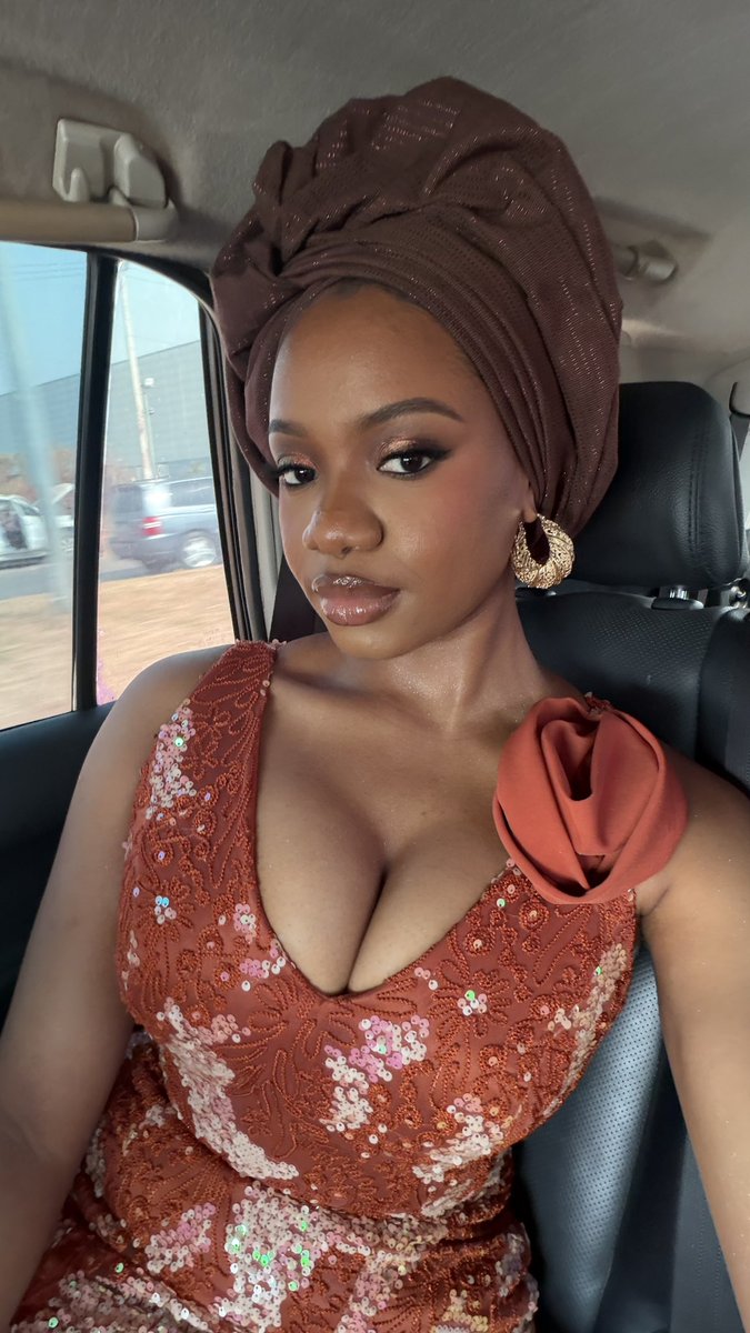 KhloeUmoh's tweet photo. I realized that I would never get over this face beat so naturally I booked a consultation with Dami (the MUA) to audit my makeup bag and recommend products to achieve this on my own. Best decision I’ve made this year! https://t.co/7xaT9VDv1m