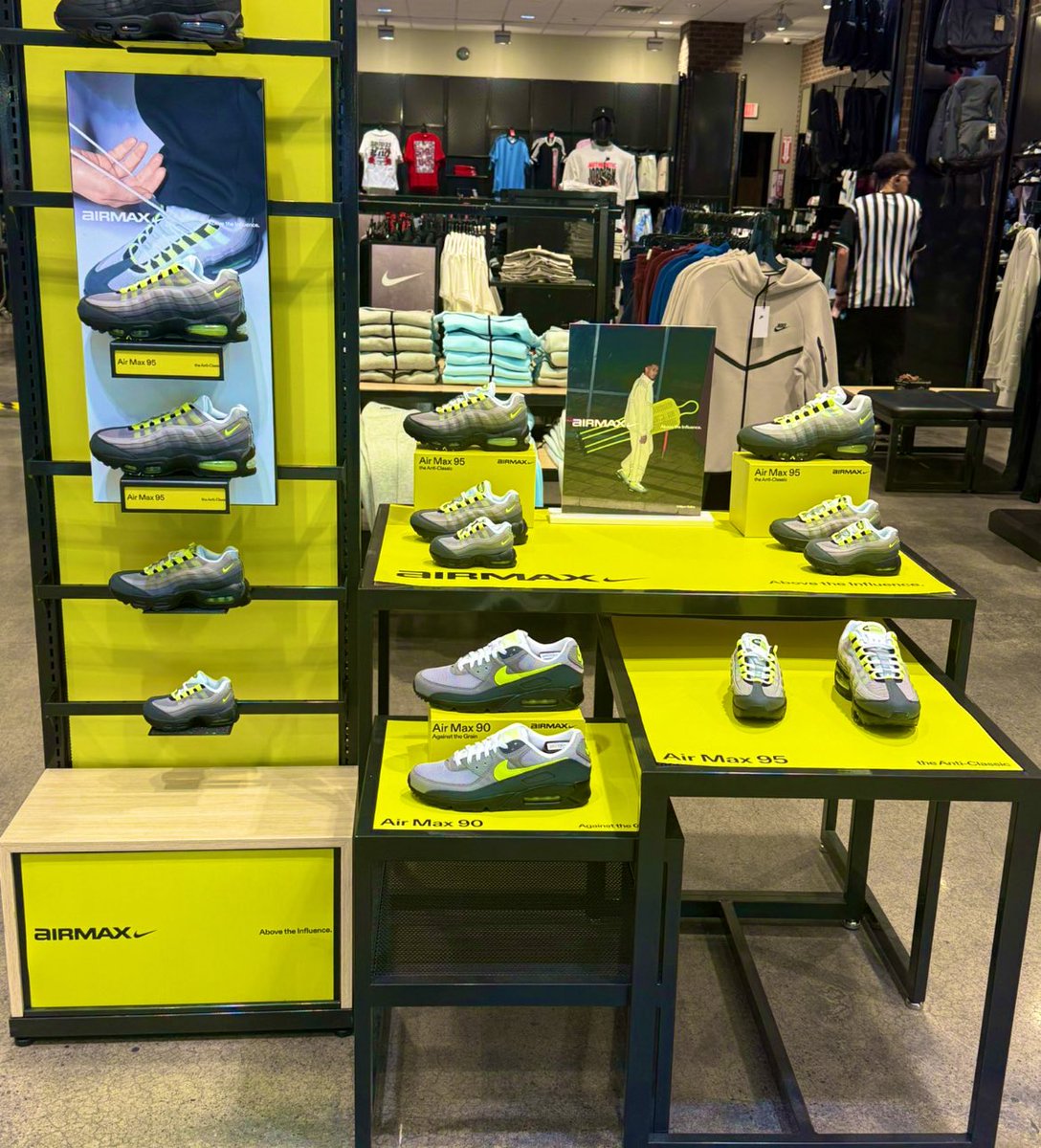 SNKRS_Sunitter's tweet photo. 【Nike Air Max 95 Neon】

ABC-MART GRAND STAGE
〜Nike Air Max 95 Neon〜

ABC-MART GS店舗販売分の受け取りは、3/8（日）迄：〆切

受け取りの無かった、キャンセル分の再販が期待されるところ、店舗スタッフは、『未定』とのアナウンスが多いようです。

今後、どういった形で販売されるか分かりませんが、販売取り扱いのあった、GRAND STAGE店舗の一覧を載せておきます。

参考まで。

ABC-MART GRAND STAGE店舗一覧
https://t.co/DgXnvLr5GQ

話は少し変わって、

今回復刻のあった、Air Max 95 Neon、
オンラインより、店舗販売に力を入れており、全国の多数あるABC-MART GSと、ほとんどのNIKE直営店で販売がありました。
（全国展開の販売力のあるABC-MARTに多くを卸した？）

海外でも同様、店舗販売に重きを置き、オンライン完売後に、小売にて販売をしているケースが散見されるようです。

日本も、NIKE渋谷や心斎橋のように、1日の販売数を定め、数日間ゲリラ的に販売されましたが、今後もどこかで再販を期待したいところ…

【余談：あくまで個人的な予想ですが…】
二次市場での購入を検討している方も、取り急ぎでなければ、焦って買わなくてもいいかも
海外では、店舗を中心に販売あるようです。
もう少し下がるかもしれません。

📸：DanielJamall ：IMBILLS 他